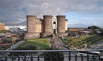 Al Maschio Angioino - Castel Nuovo Naples